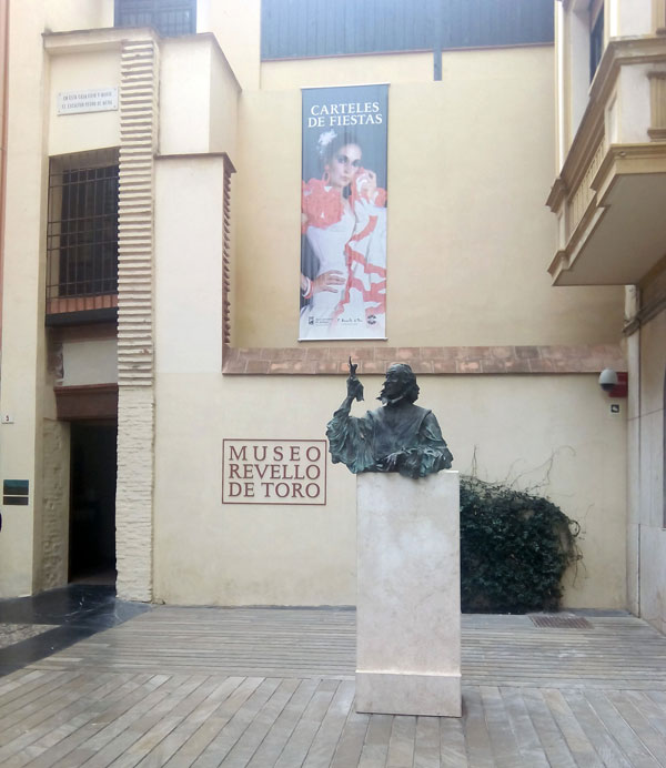 Busto de Mena en la Calle Afligidos